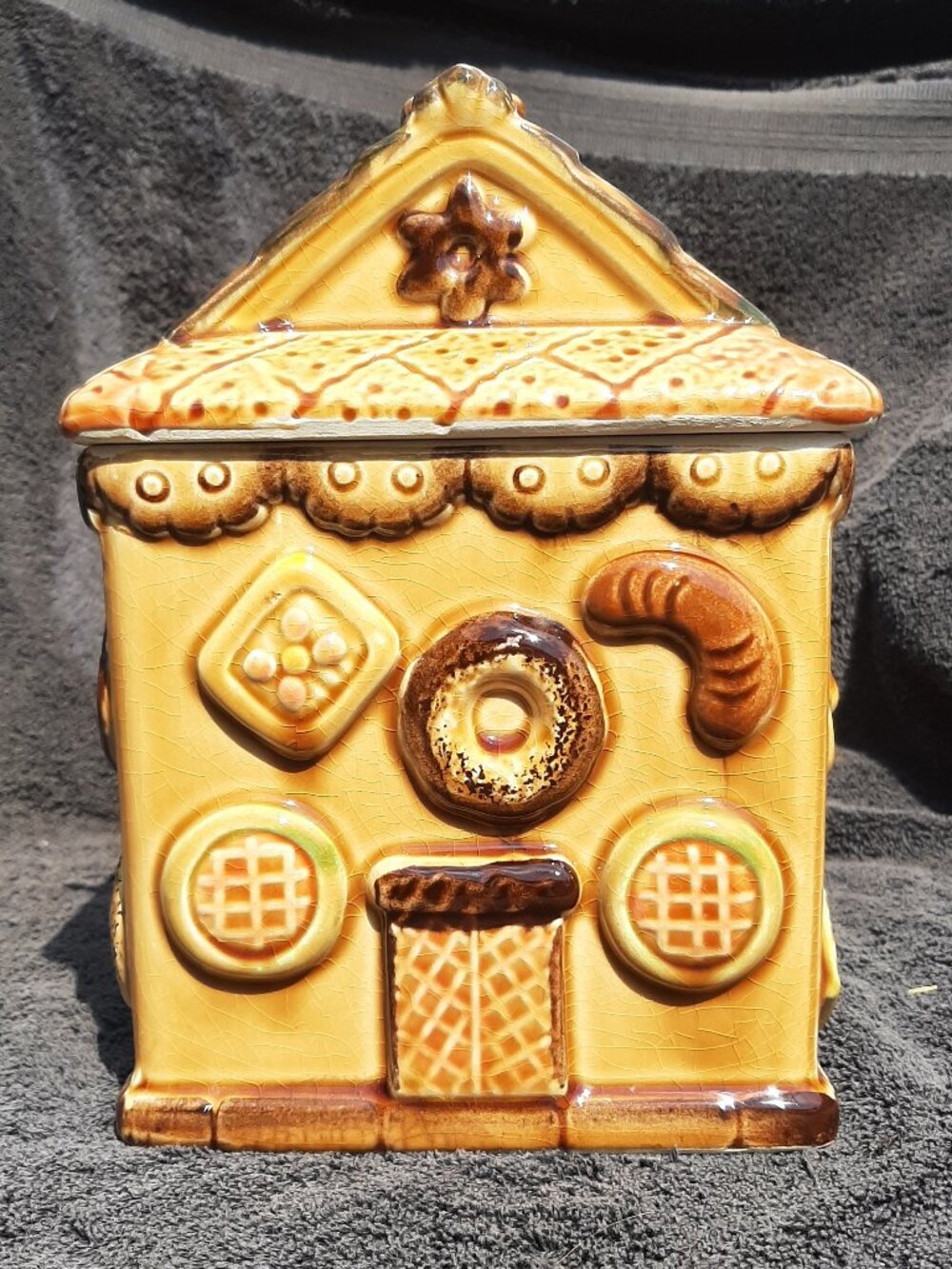 Vintage Gingerbread House Cookie Jar, Made in Japan, Ceramic, 9" x 6" x 6"